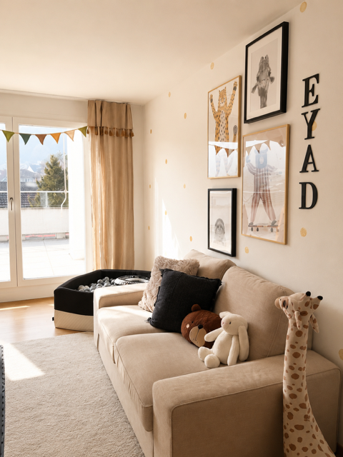 Kinder-Sofa mit Bilderwand